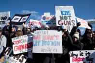 <p>Estudiantes participan en el paro realizado a nivel nacional para protestar contra la violencia por armas de fuego, ante la Casa Blanca en Washington DC, Estados Unidos, hoy, 14 de marzo de 2018. Estudiantes, profesores y padres realizan un paro nacional de 17 minutos en memoria de las 17 personas muertas a tiros el pasado 14 de febrero en un instituto de Parkland, en el sur de Florida, y en demanda de un mayor control de venta de armas.EFE/ Michael Reynolds </p>