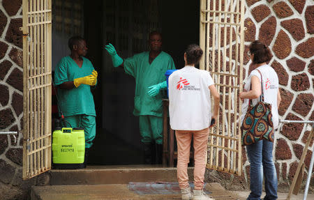 Medecins Sans Frontieres (MSF) workers talk to a worker at an isolation facility, prepared to receive suspected Ebola cases, at the Mbandaka General Hospital, in Mbandaka, Democratic Republic of Congo May 20, 2018. REUTERS/Kenny Katombe