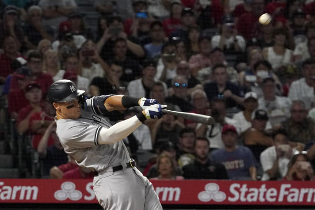 Feared Yankees great helps rookie fix his swing in a snap 