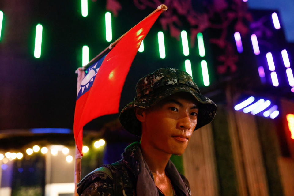 22歲台灣退伍軍人蔡宗霖，行軍環島，盼喚起民眾戰爭意識。圖片來源：REUTERS/Ann Wang