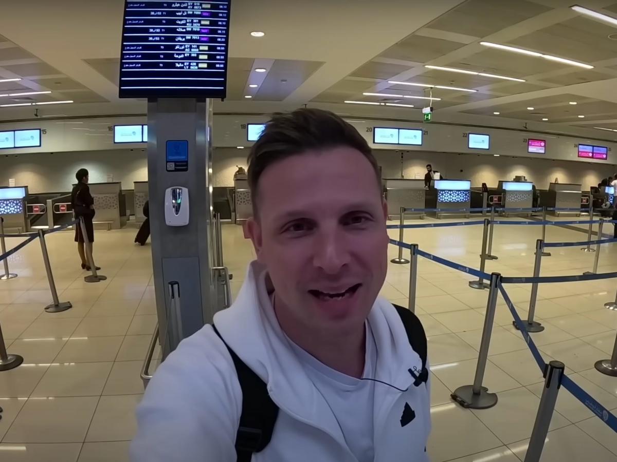 YouTuber казва, че Qatar Airways са му забранили повече да лети с тях, защото е оставил лоша рецензия