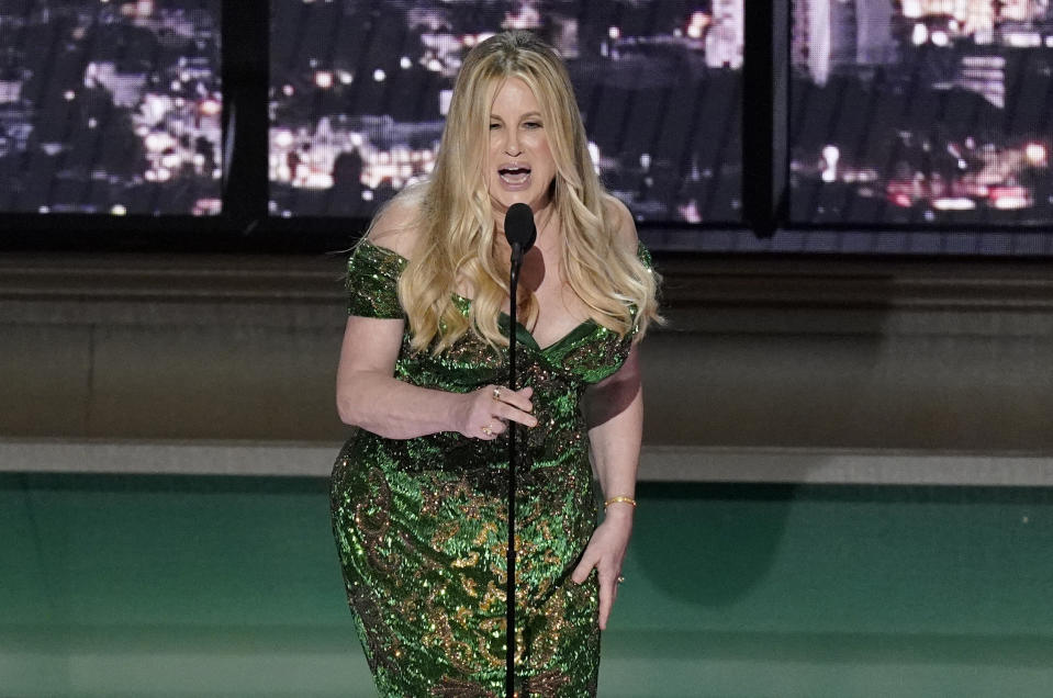 Jennifer Coolidge recibe el Emmy a mejor actriz de reparto en una serie limitada, antología o película para televisión por "The White Lotus" en la 74a entrega de los Premios Emmy el lunes 12 de septiembre de 2022 en el Teatro Microsoft en Los Angeles. (Foto AP/Mark Terrill)