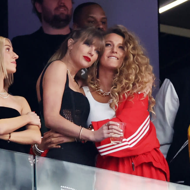 Taylor Swift con Ashley Avignone (izquierda) y Blake Lively (derecha) en la Super Bowl credit:Bang Showbiz
