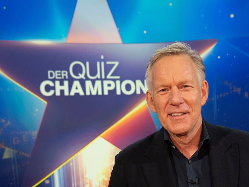 "Der Quiz-Champion": Johannes B. Kerner moderiert die Rate-Duelle. (Bild: ZDF/Max Kohr)