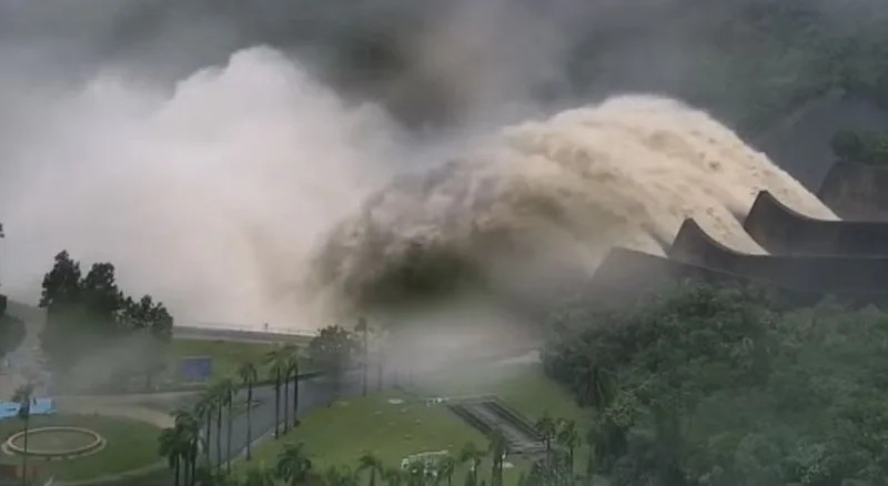 颱風山陀兒3日中午在高雄登陸，南台灣風強雨驟，水利署持續發布水庫放流警戒，包含翡翠水庫、曾文水庫（圖）、牡丹水庫等12座水庫進行放水調節 （資料照／水利署南區水資源分署提供）