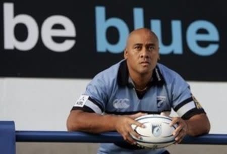 Jonah Lomu poses for photographers during a news conference in Cardiff, south Wales, November 14, 2005 file photo. REUTERS/Darren Staples/Files