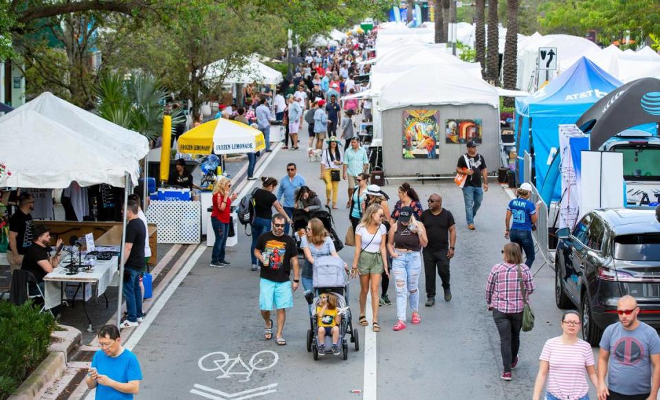 Decenas de personas caminando por la calle durante el Carnaval en la Milla en Miracle Mile, en Coral Gables, el 7 de marzo de 2020. A pesar de los nuevos casos de coronavirus registrados en el sur de la Florida, los asistentes no se inmutaron y continuaron con sus planes de fin de semana.