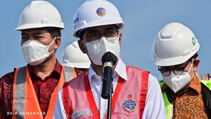 Menteri Perhubungan Budi Karya Sumadi memberikan keterangan saat penyerahan pengelolaan (hand over) Terminal Kendaraan Pelabuhan Patimban dan ekspor perdana kendaraan, di Pelabuhan Patimban, Subang, Jawa Barat, Jumat (17/12/2021). (Foto: BKIP Kemenhub)