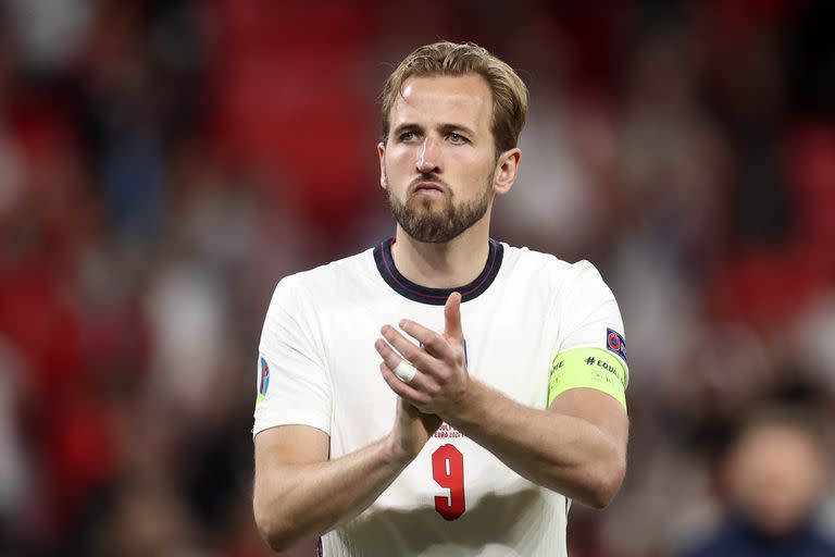 ARCHIVO - En esta foto del 11 de julio de 2021, Harry Kane, de la selección de Inglaterra, aplaude durante la final de la Eurocopa ante Italia en Wembley (Carl Recine/Pool Photo via AP, archivo)