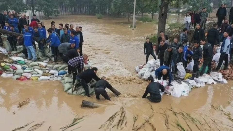 山西下暴雨，居民堆沙包防洪水。（圖／翻攝自@The8sianlife推特）