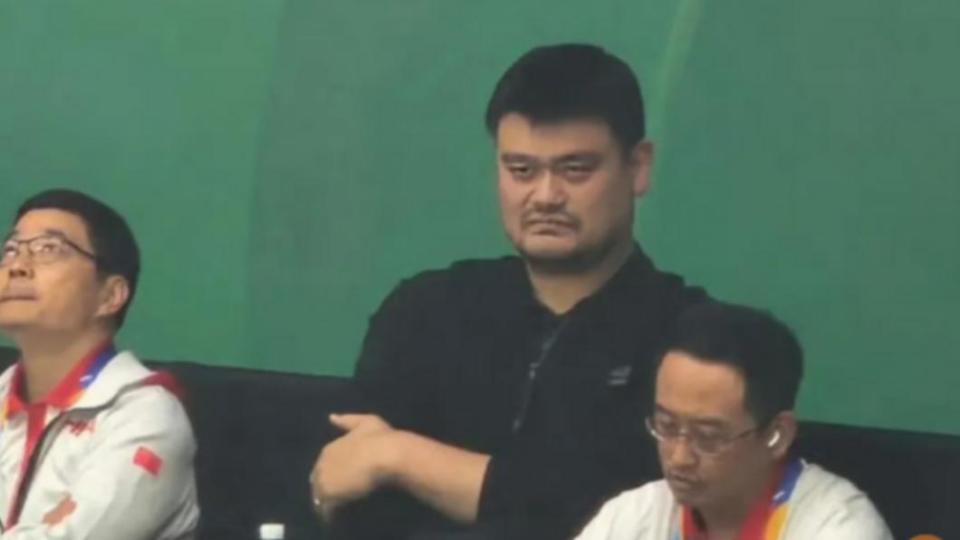 中國籃協主席姚明臉色鐵青。（圖／翻攝自 微博＠见证布朗尼）