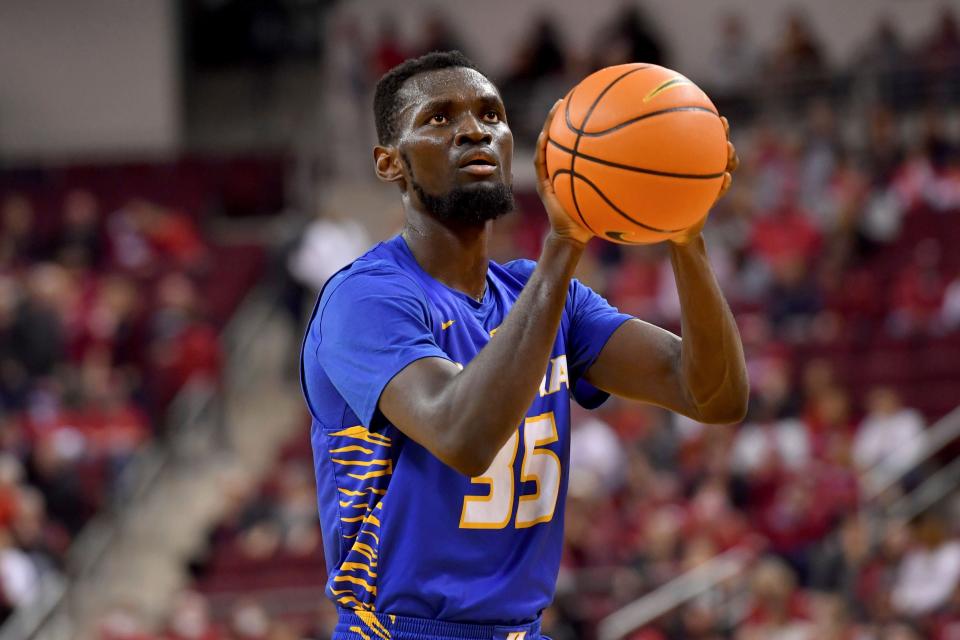 Abayomi Iyiola, of Hofstra, signed with Kansas State University for his sixth year of college basketball.