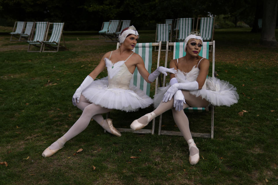 Los bailarines Ugo Cirri (izquierda) y Robert Carter, de la compañía de ballet de comedia drag Les Ballets Trockadero de Monte Carlo, posan para las cámaras en los jardines italianos de Kensington en Londres el 1 de septiembre de 2022. (AP Foto/Alastair Grant)