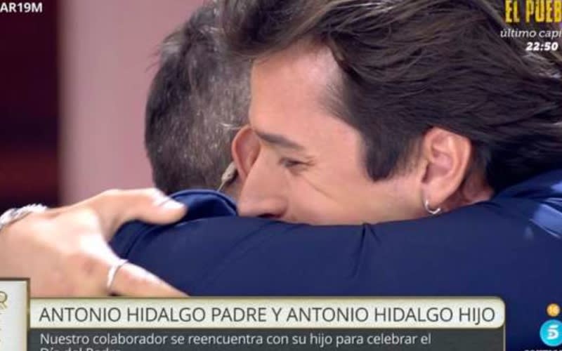 Antonio Hidalgo y su hijo abrazados