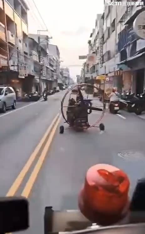 台中霧峰街頭驚見男子騎乘改造三輪車，超大風扇一路旋轉，引發網友熱議。（圖／翻攝重機車友 x 各區路況天氣、資訊分享中心）