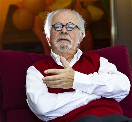 Colombian figurative artist Fernando Botero speaks during an interview with Reuters in his apartment in New York, October 30, 2013. REUTERS/Eduardo Munoz