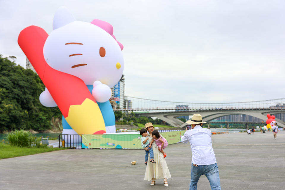 歡迎大朋友小朋友把握時間一同來碧潭拍照打卡，捕捉「Hello Kitty」的可愛風采。（新北市觀旅局提供）