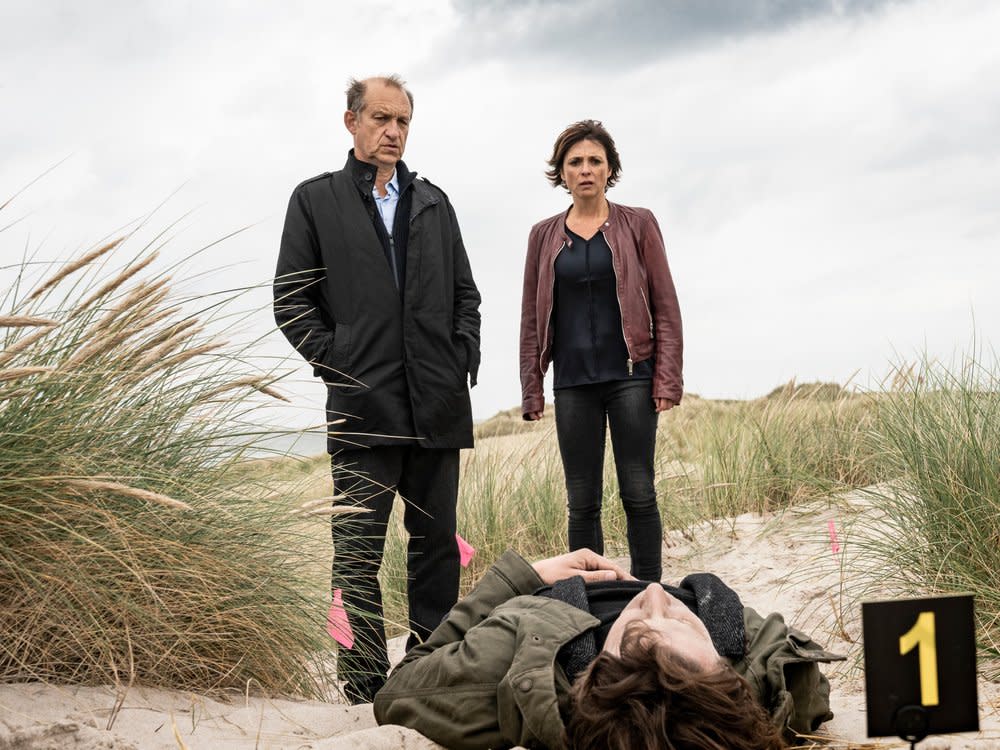 "Nord Nord Mord - Sievers und das mörderische Türkis": Carl Sievers (Peter Heinrich Brix) und Ina Behrendsen (Julia Brendler) am Strand. (Bild: ZDF/Georges Pauly)