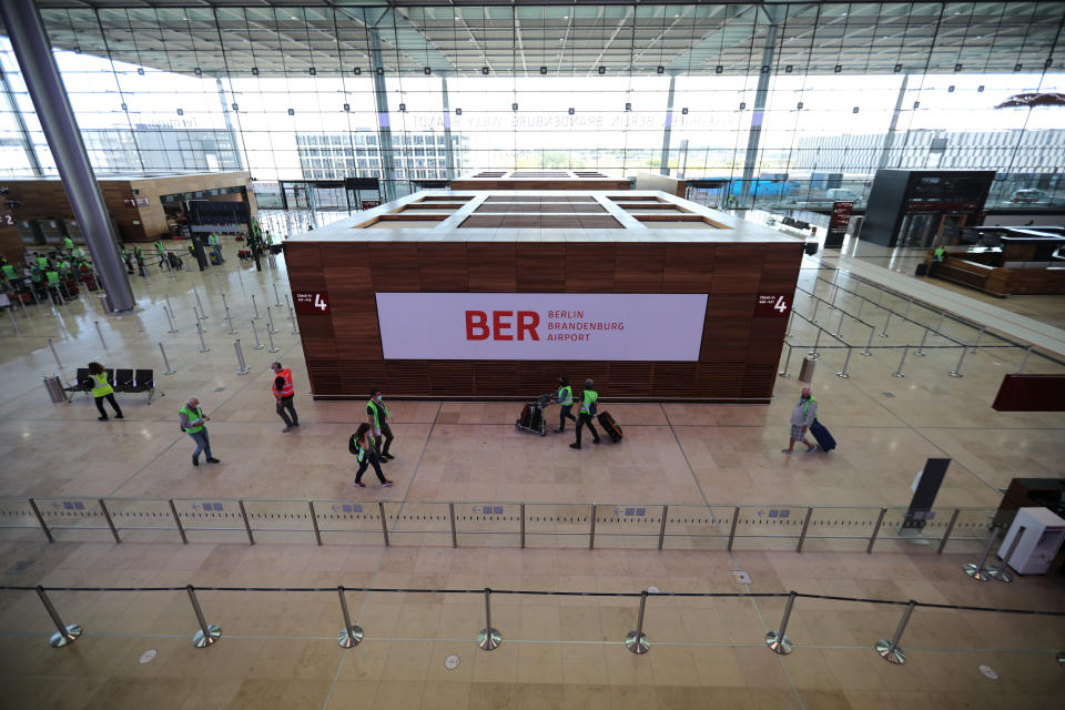 Bislang durften nur Komparsen den neuen Berliner Flughafen in Schönefeld testen. Einer davon: Comedian Mario Barth. (Bild: REUTERS/Hannibal Hanschke)