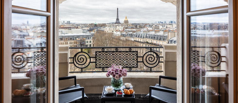 La suite Amour de l'hôtel Lutetia offre une vue directe sur la tour Eiffel.
