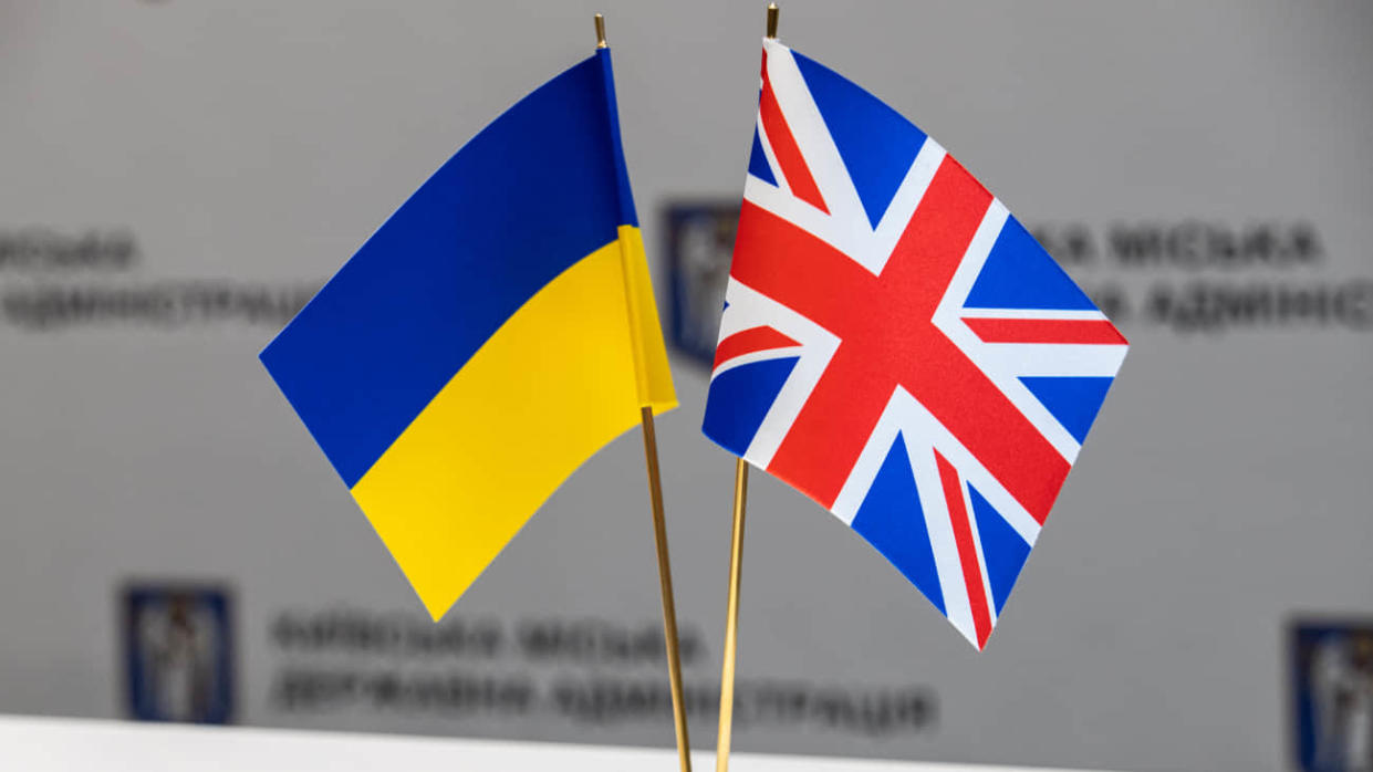 The Ukrainian and British flags. Photo: Getty Images