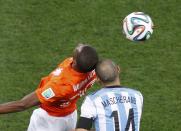 Georginio Wijnaldum (L) of the Netherlands and Argentina's Javier Mascherano clash heads during their 2014 World Cup semi-finals at the Corinthians arena in Sao Paulo July 9, 2014. REUTERS/Paulo Whitaker (BRAZIL - Tags: SOCCER SPORT WORLD CUP)