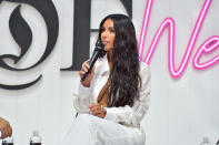 <p>Kim Kardashian de nuevo dio mucho para hablar por cuenta de este atrevido look. Foto: Getty Images </p>