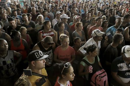 Cuban migrants listen to immigration officials' instructions at the border post with Panama in Paso Canoas, Costa Rica November 14, 2015. REUTERS/Juan Carlos Ulate