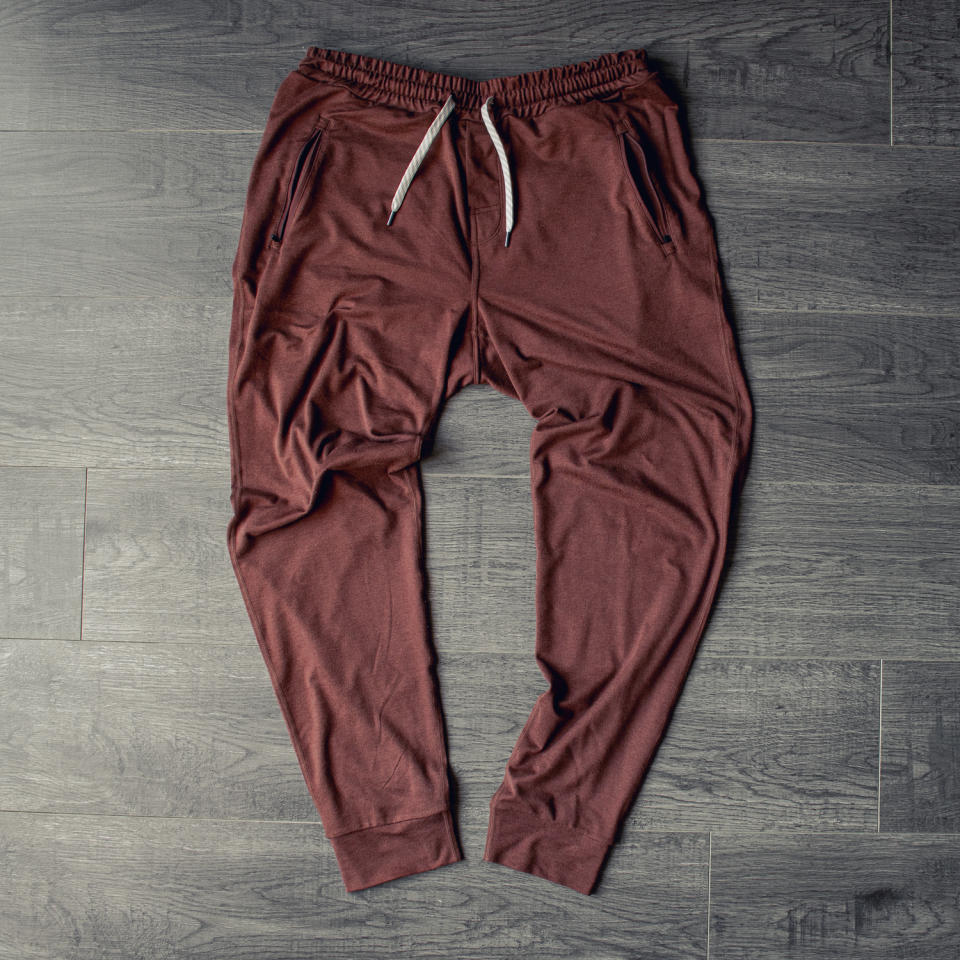 the vuori ponto performance jogger in cedar heather laying on my floor