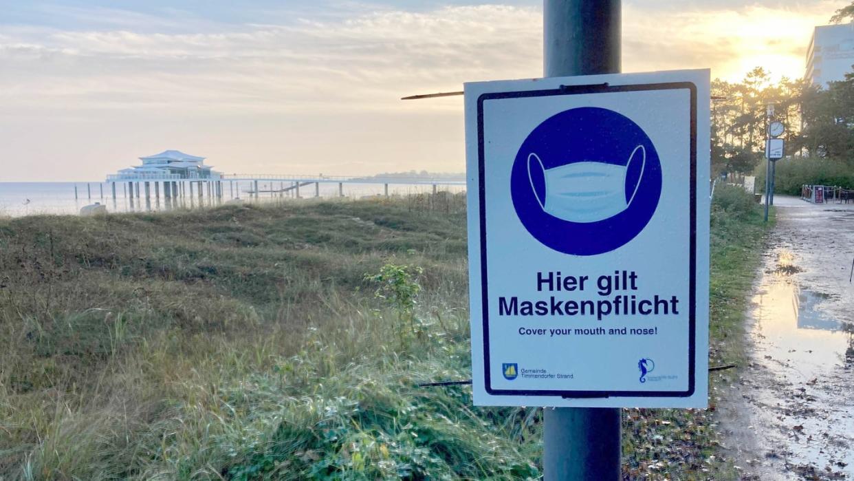 Hinweis auf die Maskenpflicht in Timmendorfer in Schleswig-Holstein Strand.