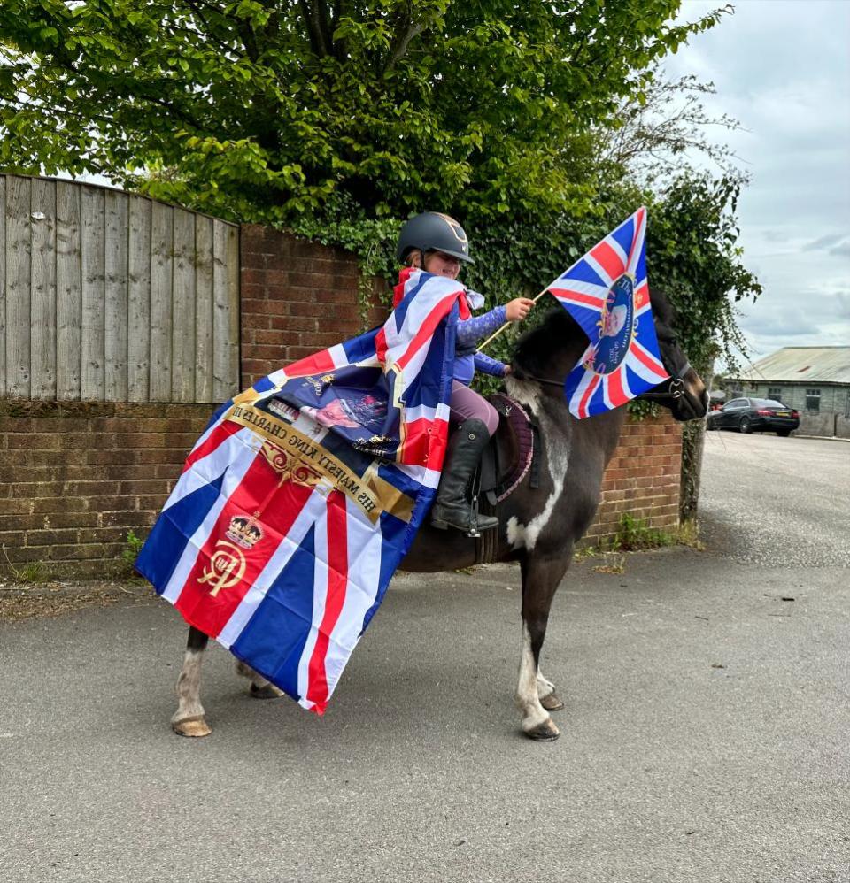 The Bolton News: Aliza-Lynn Fallows y su pony Bella celebran la coronación del Rey en Bolton esta tarde 