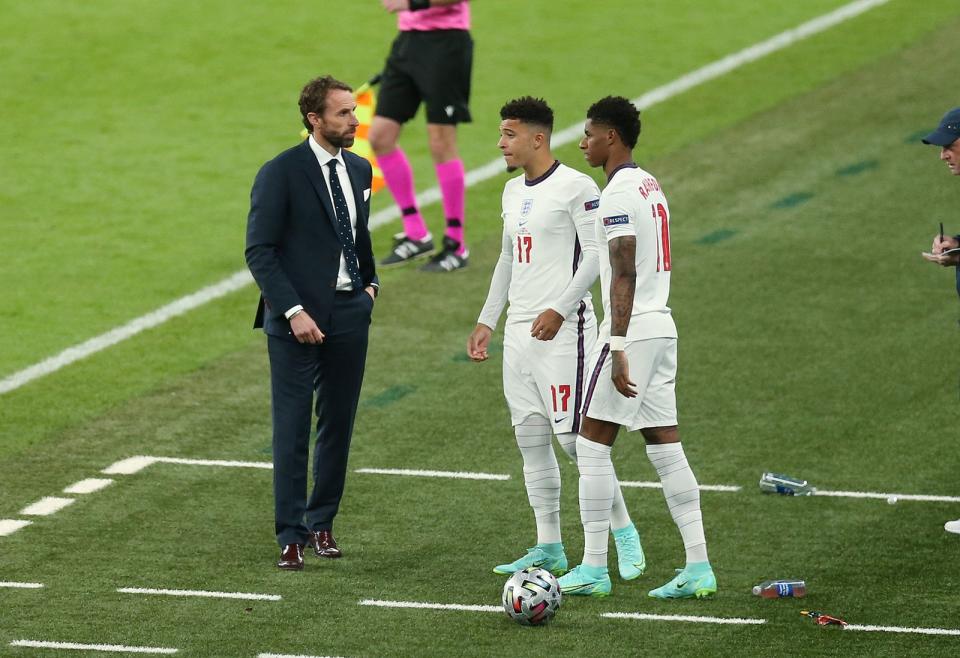 Englands Nationaltrainer Gareth Southgate wechselte Jadon Sancho und Marcus Rashford (von links) extra für das Elfmeterschießen ein. Auf ihre Fehlschüsse folgte Rassismus auf Sozialen Netzwerken. (Bild: Getty Images / 2021 UEFA / Alex Morton - UEFA)