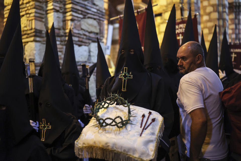 Un miembro de la hermandad del Nazareno porta una corona de espinas sobre un almohadón decorativo durante una procesión de Semana Santa, en Zipaquira, Colombia, el 29 de marzo de 2024. La Semana Santa conmemora los últimos días de la vida de Jesús, según la Biblia, incluyendo su crucifixión el Viernes Santo y su resurrección en el Domingo de Pascua. (AP Foto/Iván Valencia)