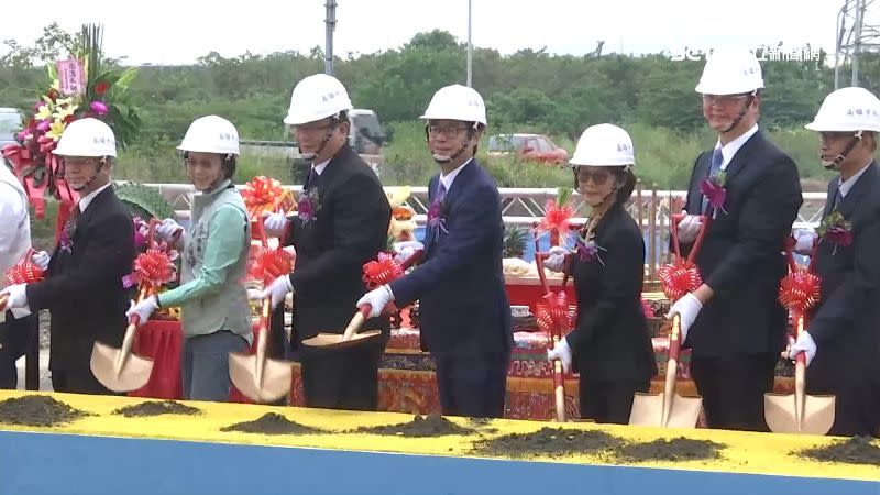 高雄仁武產業園區的動土典禮，場面盛大。