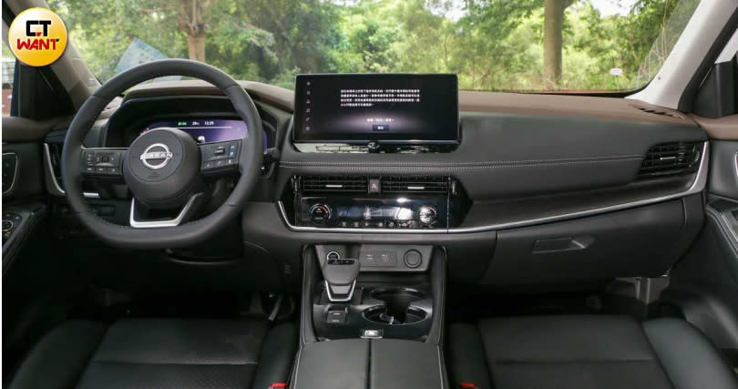 車內採用「12.3吋數位儀錶板」、「12.3吋數位影音主機」與「10.8吋數位抬頭顯示器」3大螢幕。（圖／劉芯衣攝）
