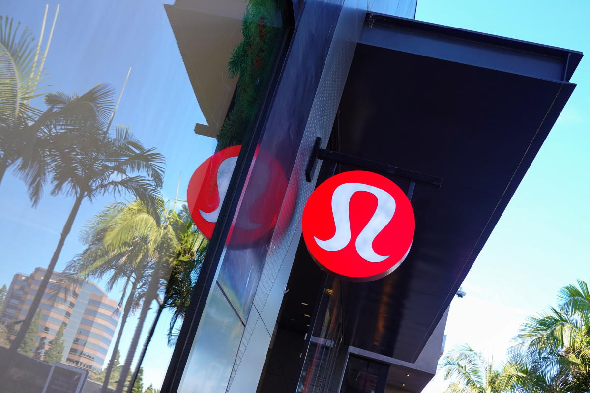 Las acciones de Lululemon están subiendo después de que la compañía impulsó las expectativas de ganancias y las recompras de acciones.