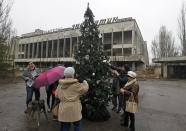 L'albero è stato installato nell'ambito di una campagna voluta dall'Associazione dei tour operator di Chernobyl. Ad addobbarlo sono stati gli ex residenti della cittadina, che hanno portato anche loro decorazioni. (Photo by STR/NurPhoto via Getty Images)