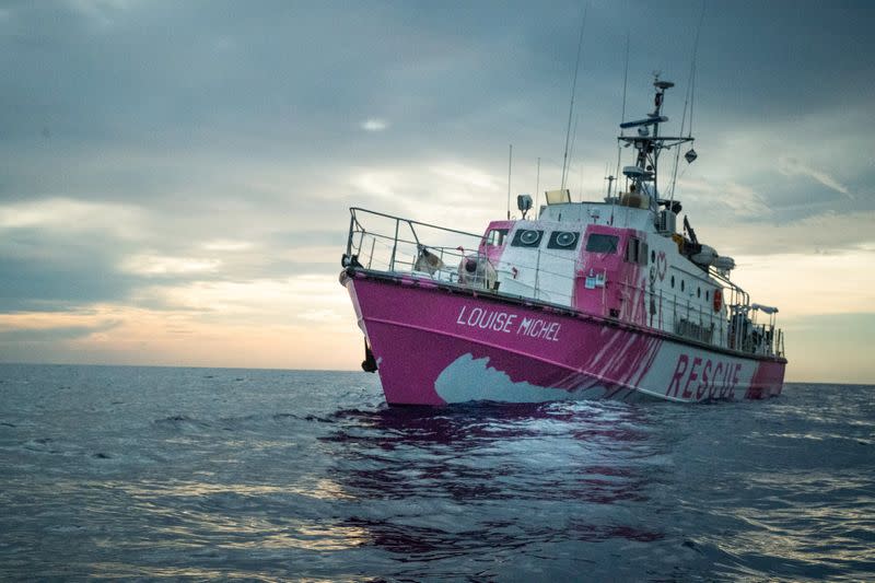 Foto tomada de un video del barco de rescate de inmigrantes Louise Michel