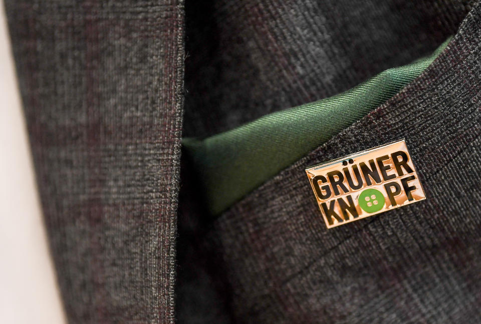 Gerd Müller (CSU), Bundesminister für wirtschaftliche Zusammenarbeit und Entwicklung, trägt während seiner Pressekonferenz einen Anstecker mit dem Symbol des staatlichen Textilsiegel "Grüner Knopf" am Revers. (Bild:Britta Pedersen/dpa-Zentralbild/dpa)