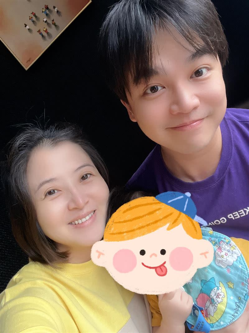 李亮瑾2019年和張峰奇結婚後，去年生下一子「阿卡將」。（圖／翻攝臉書）