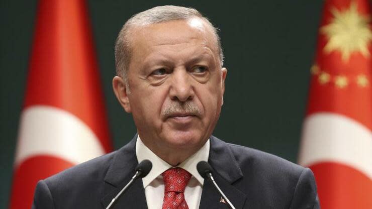 Recep Tayyip Erdogan, Präsident der Türkei, spricht nach einer Kabinettssitzung. (Foto: Turkish Presidency/AP/dpa)