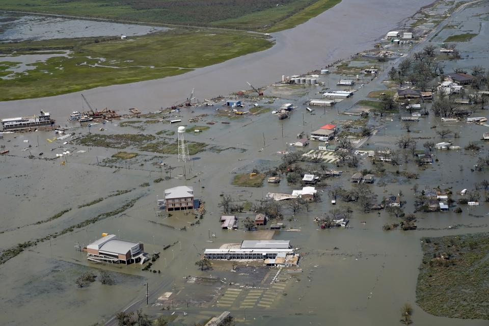 Esta fotografía del jueves 27 de agosto de 2020 muestra diversos inmuebles inundados por el paso del huracán Laura, en Cameron, Luisiana. (AP Foto/David J. Phillip)