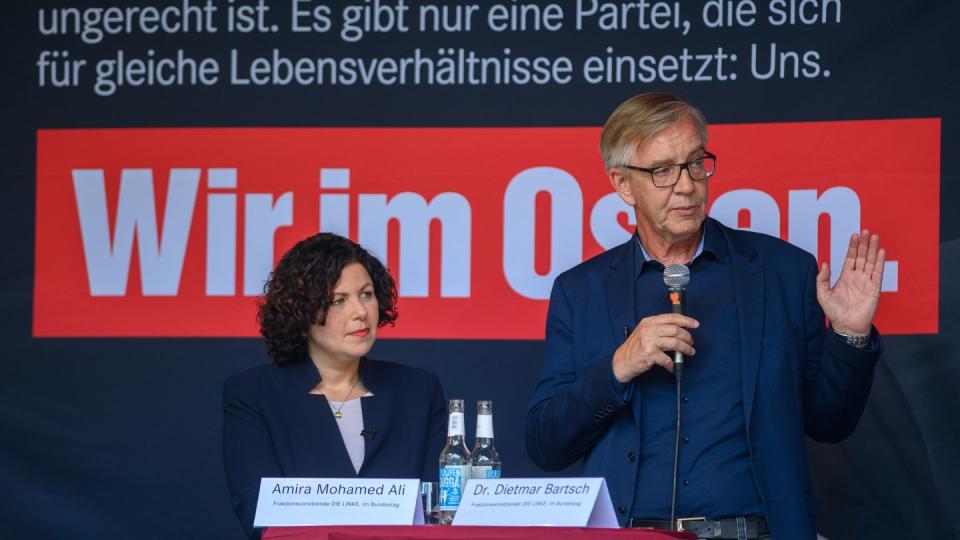 Amira Mohamed Ali (l) und Dietmar Bartsch, beide Fraktionsvorsitzende der Linken im Bundestag, bei einer Wahlkampfveranstaltung. Die Partei zieht gegen den Europäischen Verteidigungsfonds vor das Bundesverfassungsgericht.