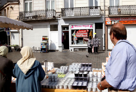 A tourist visits the weekly market during a guided tour in the Brussels district of Molenbeek showing off the area's manufacturing heritage and diverse population, Belgium, August 14, 2016. REUTERS/Francois Lenoir