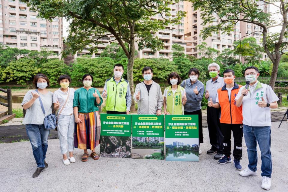 民進黨新北市長參選人林佳龍27日下午，在新北市議員周雅玲、張錦豪、李坤城及前立法委員陳朝龍、立法委員賴品妤服務團隊，以及幾位愛湖民眾的陪同下，到金龍湖畔現勘也召開記者會。   圖：林佳龍競選辦公室提供