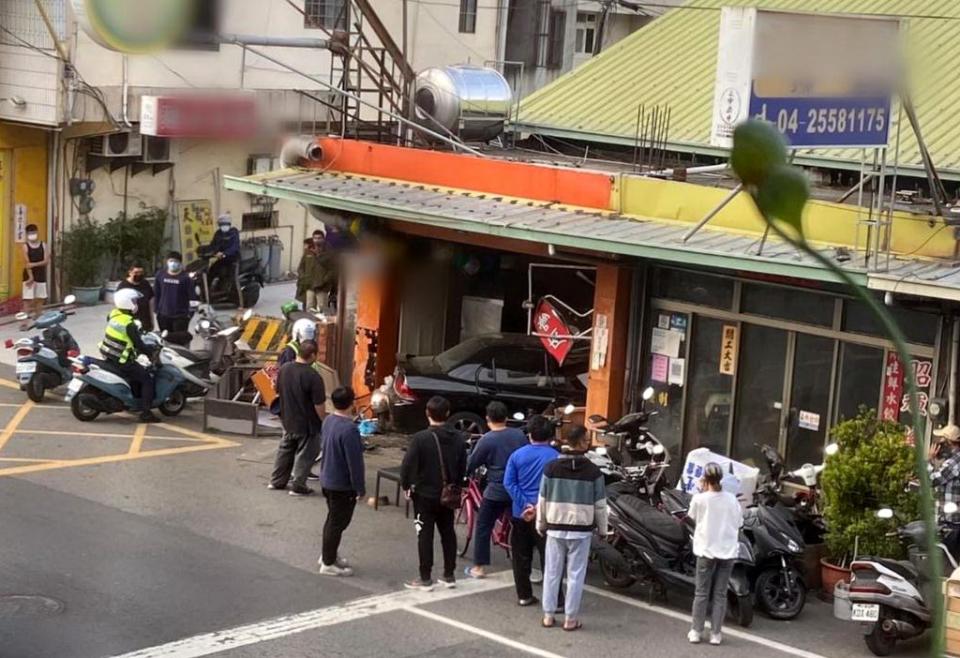 一輛轎車昨日失控撞進后里區甲后路一家麵店，老闆被夾在隔間牆間，消防隊員獲報前往破壞牆壁才將他救出送醫。 （記者陳金龍翻攝）