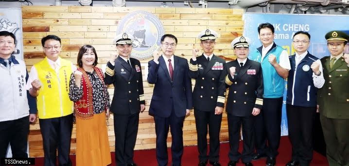 海軍敦睦艦隊抵達臺南安平商港開放民眾登艦參觀，南市長黃偉哲贈加菜金感謝保家衛國。<br /><br />（記者李嘉祥攝）