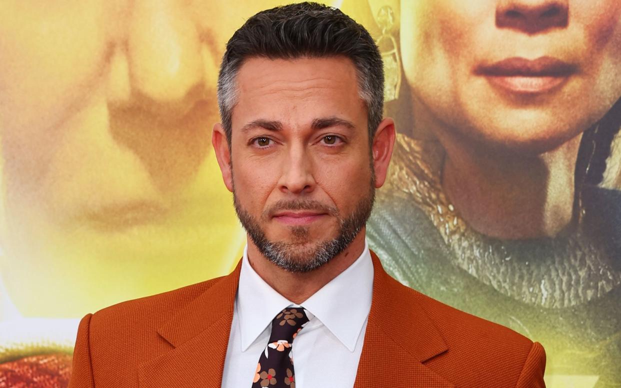 "Shazam!"-Star Zachary Levi schoss auf der Chicago Fan Expo gegen Hollywood. "Ich persönlich habe das Gefühl, dass die Menge an Inhalten, die aus Hollywood kommt, Müll ist", erklärte er. (Bild: 2023 Getty Images/Leon Bennett)