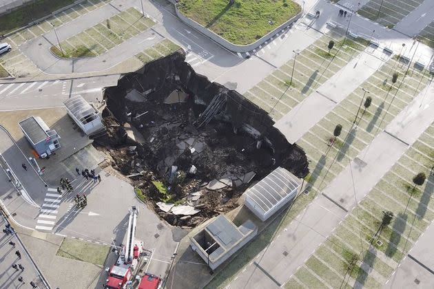 <p>Un gouffre énorme s'est ouvert vendredi matin dans le parking d'un hôpital de Naples, dans le sud de l'Italie.</p>