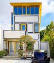 La misma combinación de colores puede dar a una casa un toque mucho más alegre y curioso. (Foto: reddit / <a href="http://www.reddit.com/r/bizarrebuildings/comments/f57i4h/modernistic_home_in_venice_ca/?utm_source=share&utm_medium=web2x&context=3" rel="nofollow noopener" target="_blank" data-ylk="slk:abaganoush;elm:context_link;itc:0;sec:content-canvas" class="link ">abaganoush</a>).